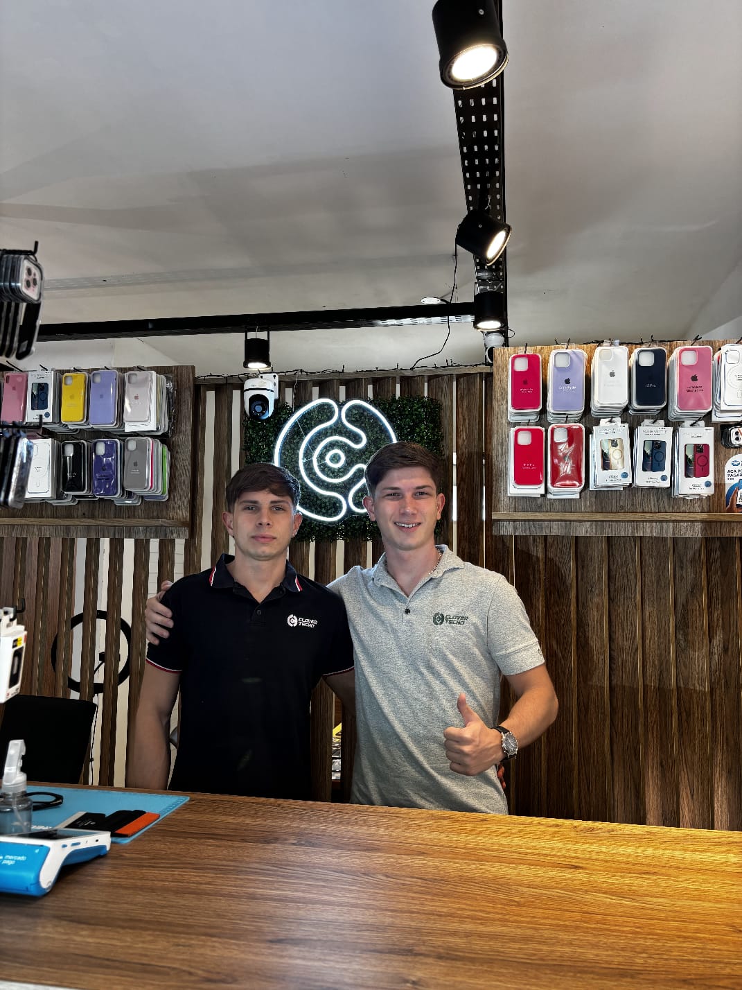 Nosotros Clover Tecno