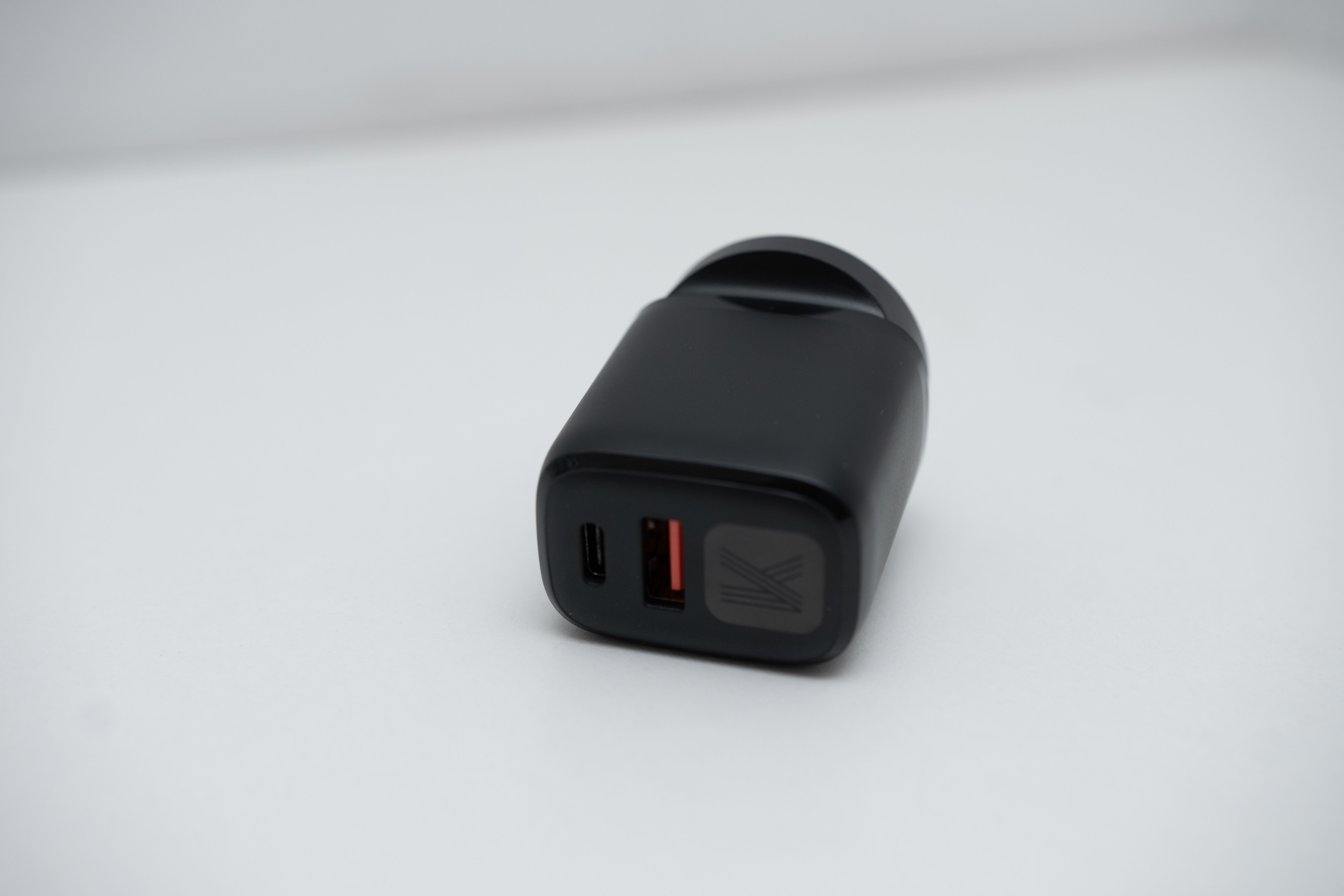 Fuente Karsen 25w con entrada USB y USB-C.