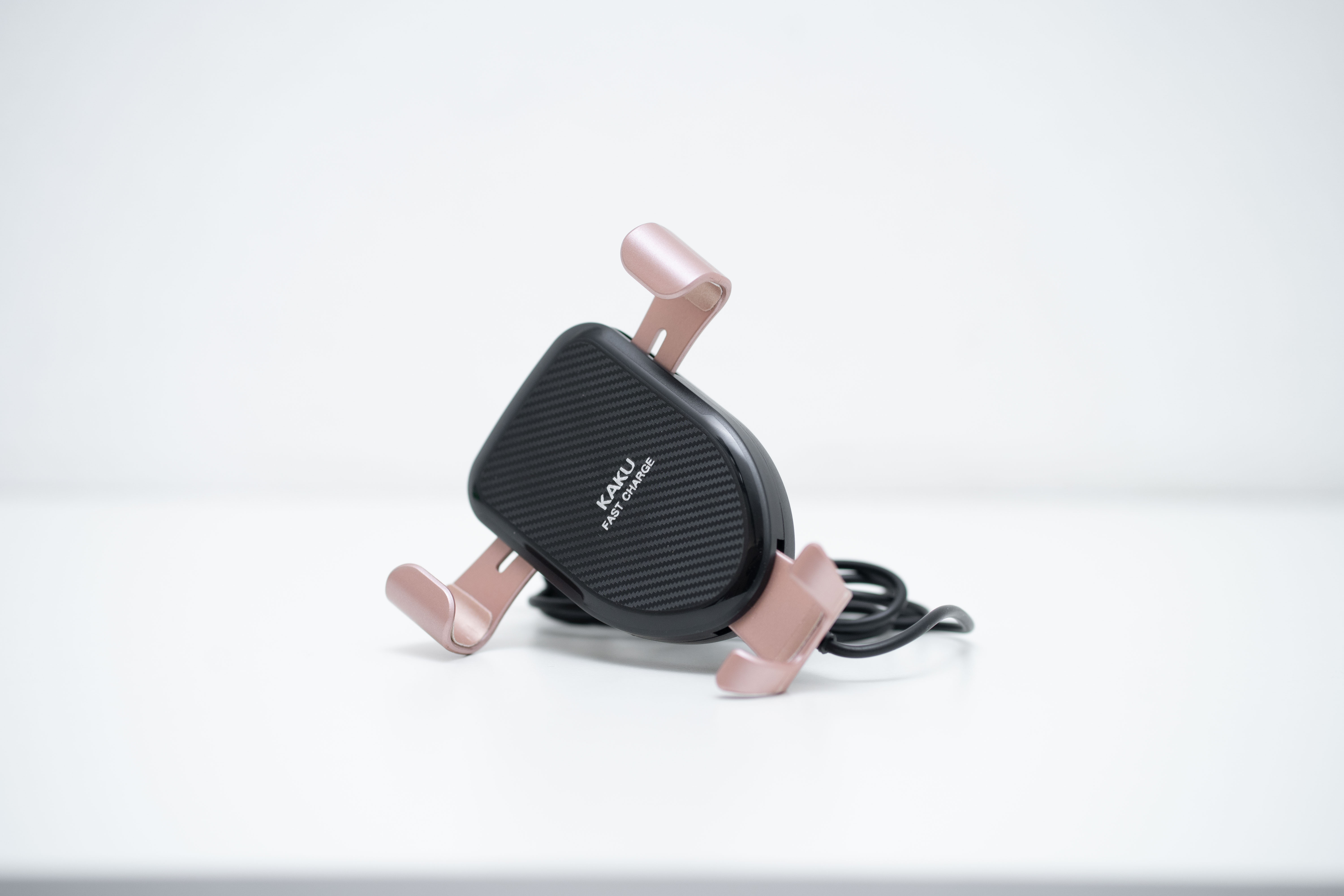 Soporte con carga inalambrica para auto Ikaku.