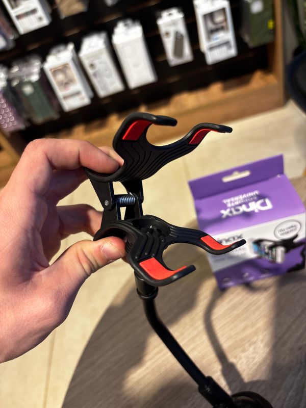 Soporte con pico loro y sopapa para auto.